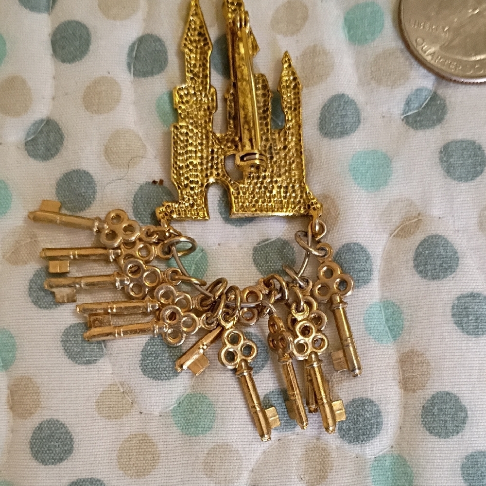 Gold Castle Brooch with Key Charms - Picture 3 of 3